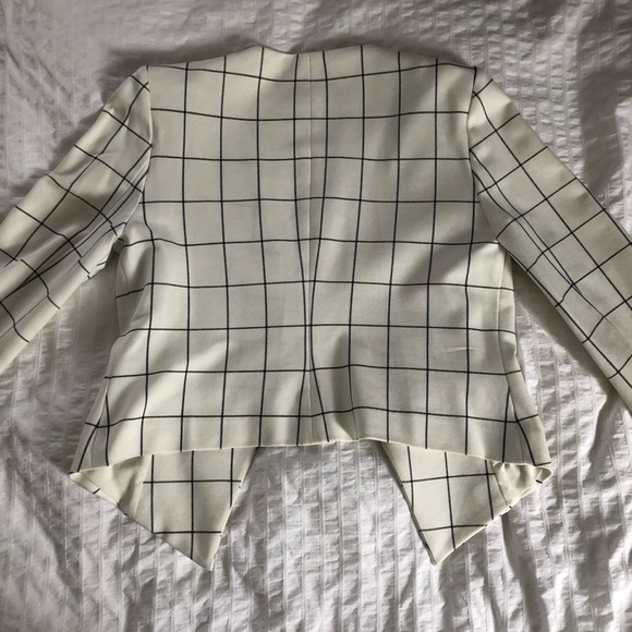 Amanda & Chelsea Cropped Plaid Blazer - Picture 4 of 4